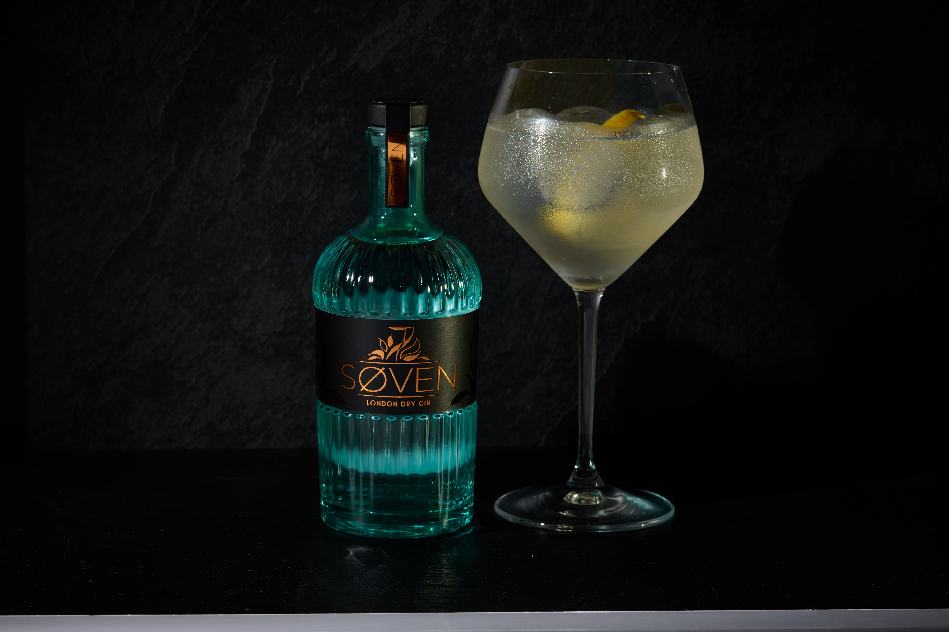 SØVEN GIN mit Tonic und Zitronenzeste im Ballonglas